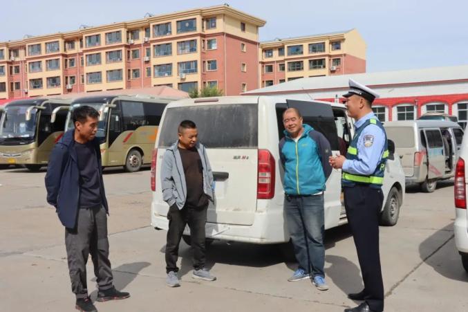 行人闯红灯、机动车闯黄灯等违法曝光，引导遵守交规