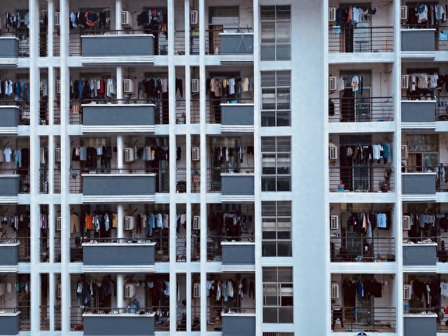 大学宿舍成放纵实验场，刚成年孩子成算法待宰羔羊